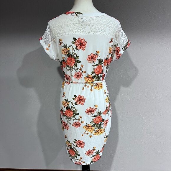 Floral short sleeve v-neck dress with belt - Picture 6 of 13